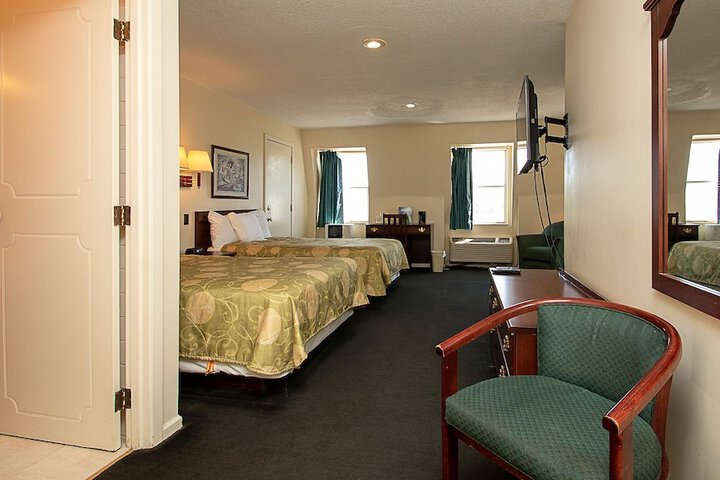 Country Squire Inn & Suites