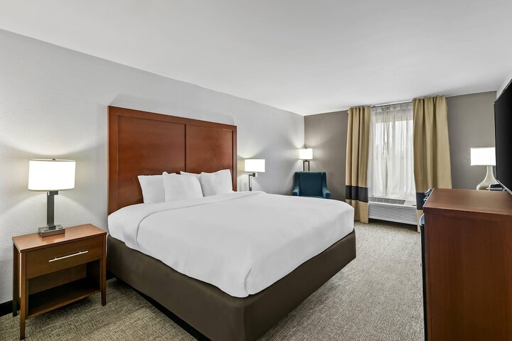 Comfort Inn & Suites Greenwood near University
