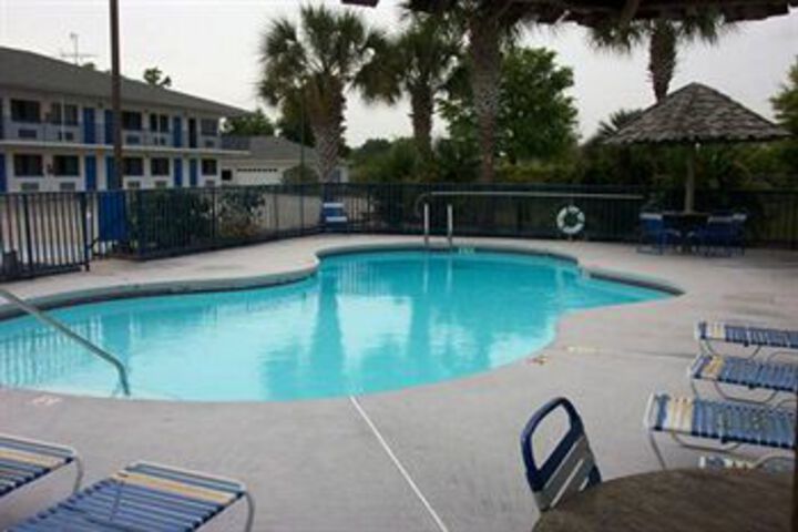 Crosbys Motor Inn