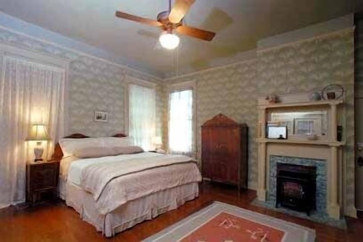 Stay Fairfield - Fairfield Place and Fairfield Manor Bed & Breakfast