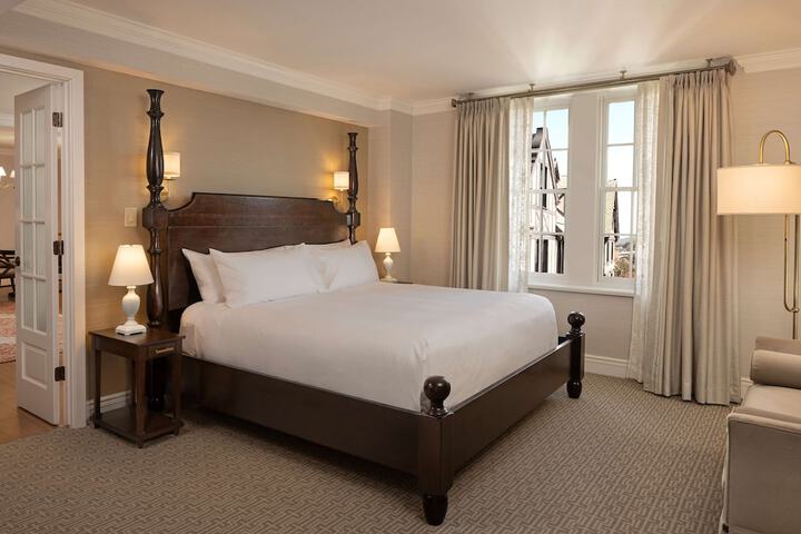 Hotel Roanoke & Conference Center Curio Collection by Hilton