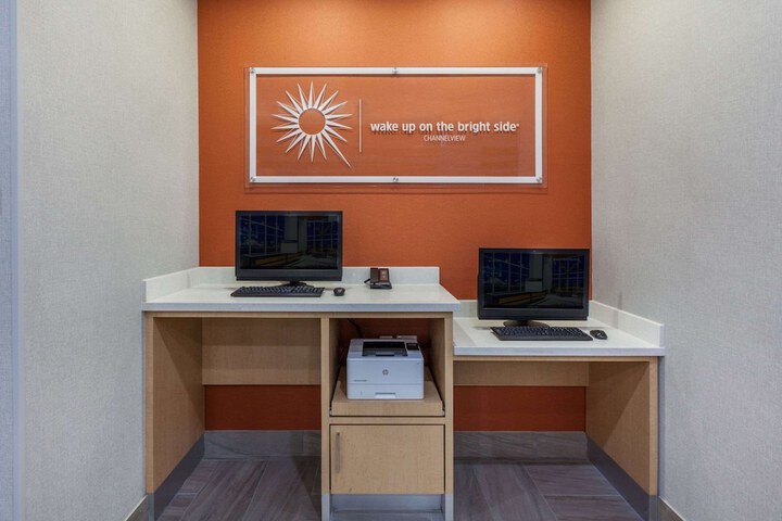 La Quinta Inn & Suites by Wyndham Houston East at Sheldon Rd