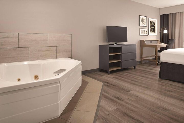 Country Inn & Suites by Radisson Waterloo, IA