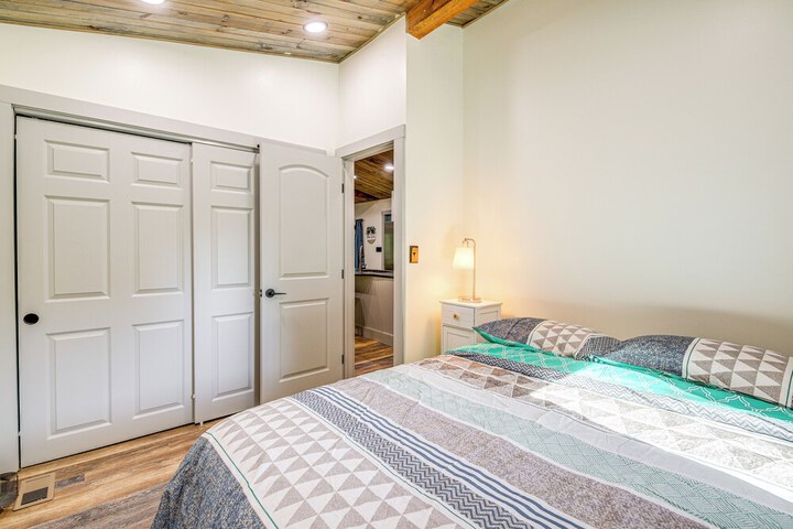 Dandridge Home on Douglas Lake w / Hot Tub & Dock!