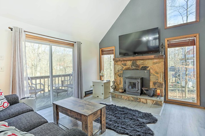 4 Mi to Tubing: Cozy Bushkill Cabin w / Deck!