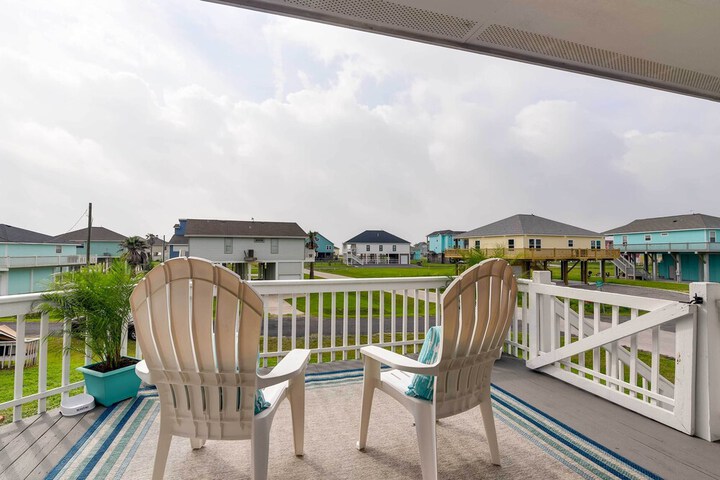 Walk to Shore: Home w / Deck in Crystal Beach!