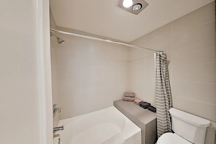 Immaculate Beach W / Pool Hot Tub & Balconies 2 Bedroom Condo