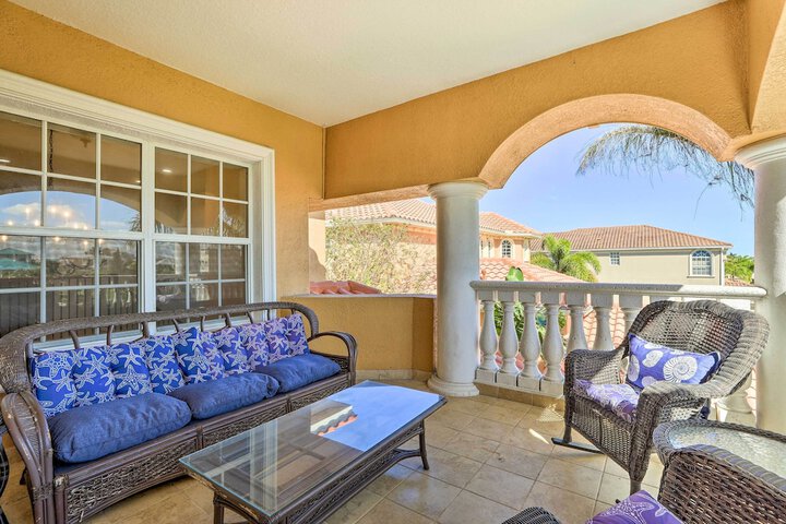 Apollo Beach House w / Private Pool + Hot Tub