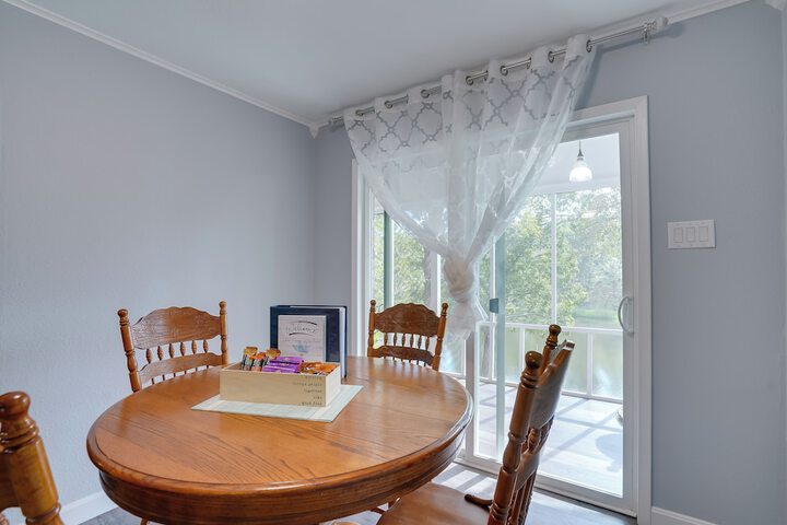 Lakefront Retreat in Jefferson w / Screened Porch!