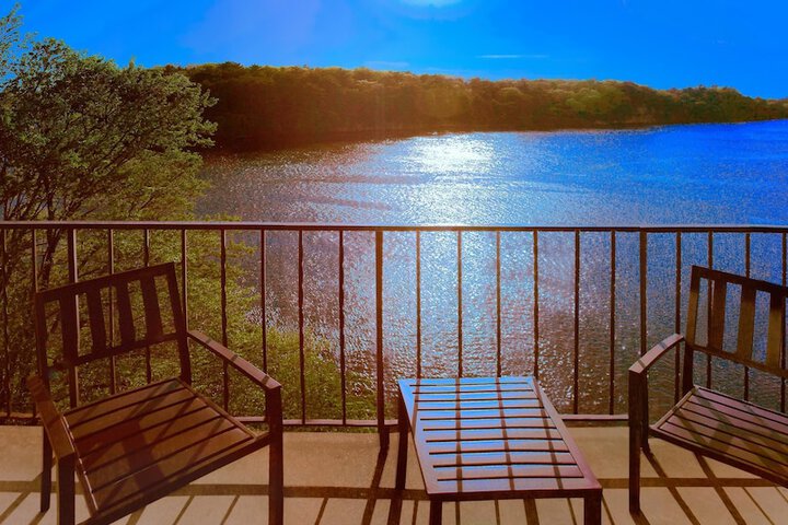 Natura Vue Resort & Boathouse