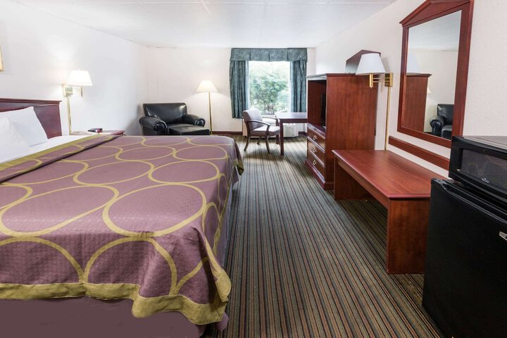 Room 11 of 16