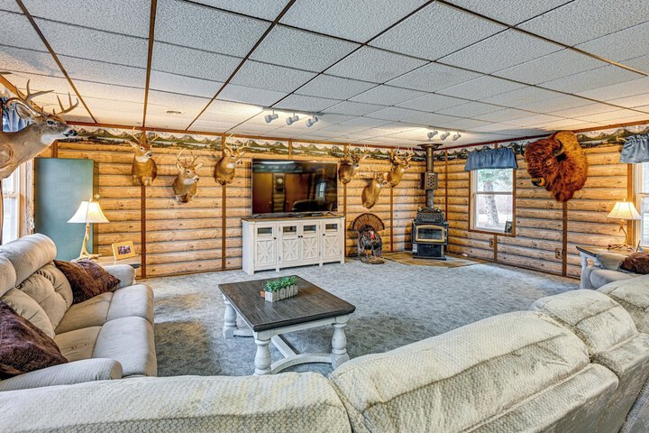 Cozy Cass City Retreat w / Spacious Deck!