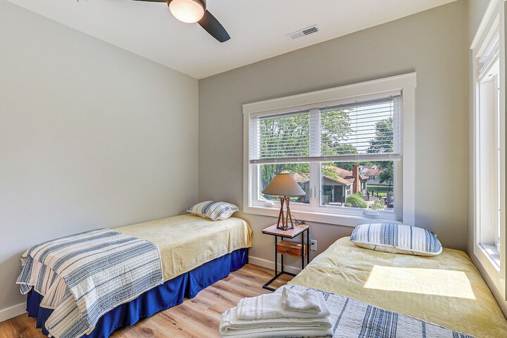 Rock Hall Retreat w / Balcony Near Park & Marina!