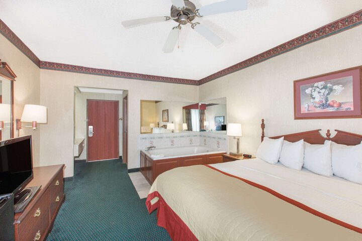 Room 9 of 16