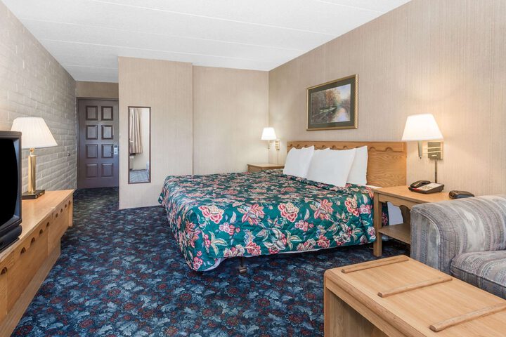 Room 9 of 15