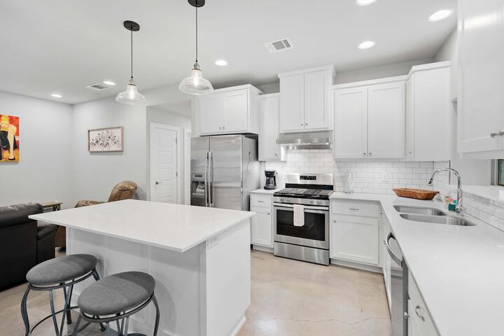 Peaceful Cottage w / Grill Mins to Lake Travis