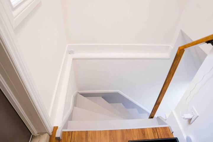 Adorable 3 Bedroom Apartment with Free Parking