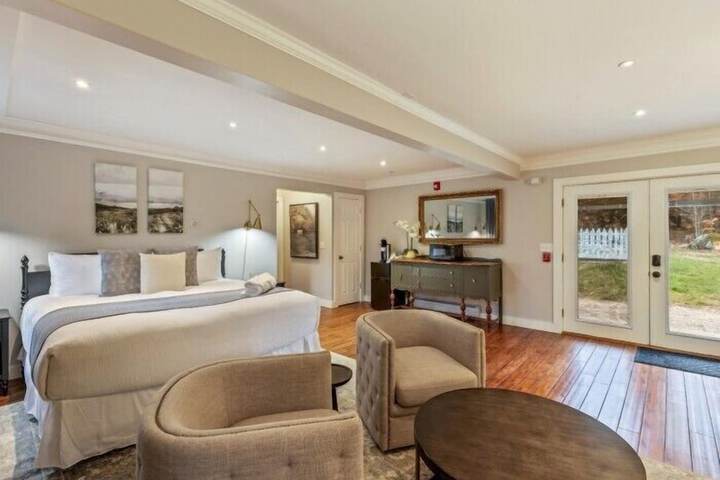 The Aurora Inn & Cottages