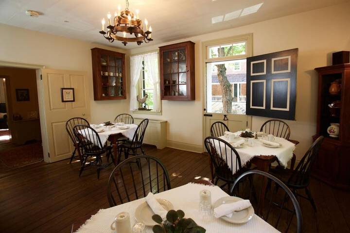 Dining 21 of 24