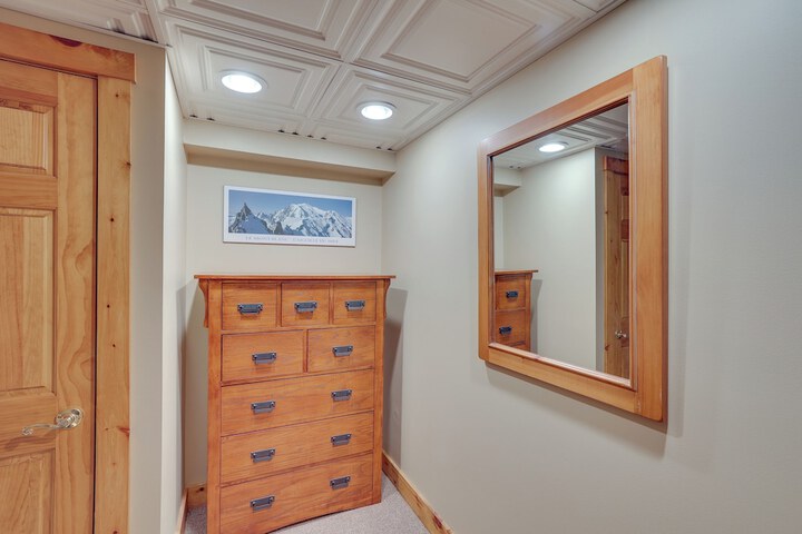 Ski-in / ski-out w/ Sauna in Jay Ski Peak Resort!