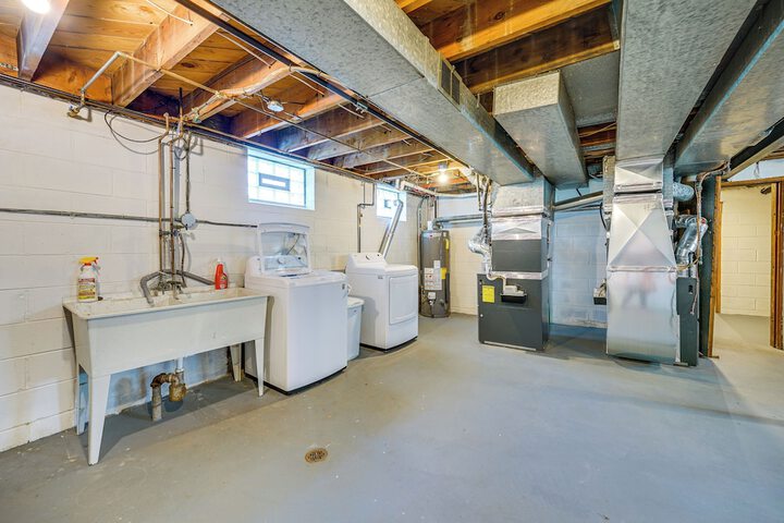 Top-floor Wyandotte Apt Near Detroit Riverfront!
