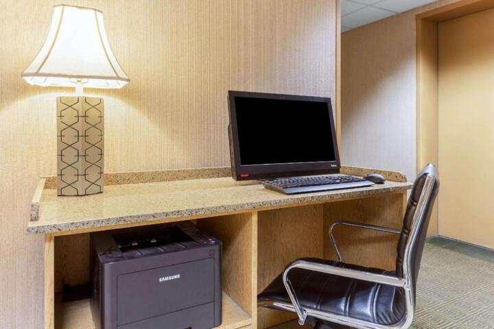 La Quinta Inn & Suites by Wyndham Chicago Willowbrook