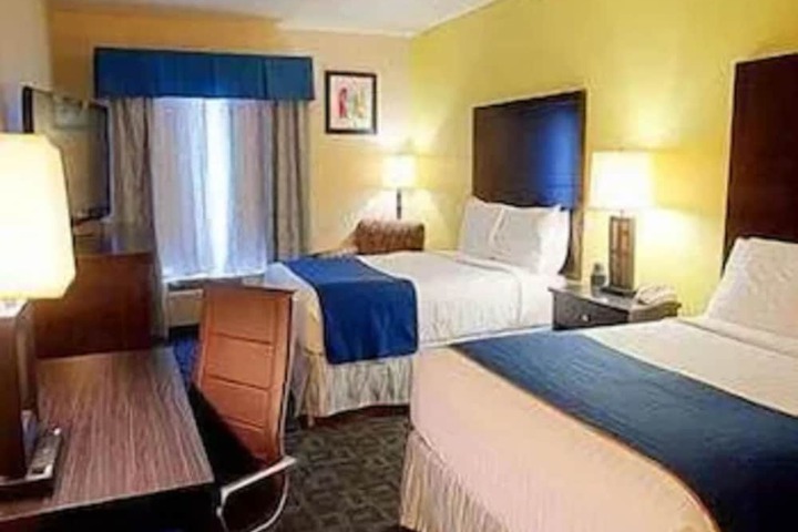 Room 10 of 29