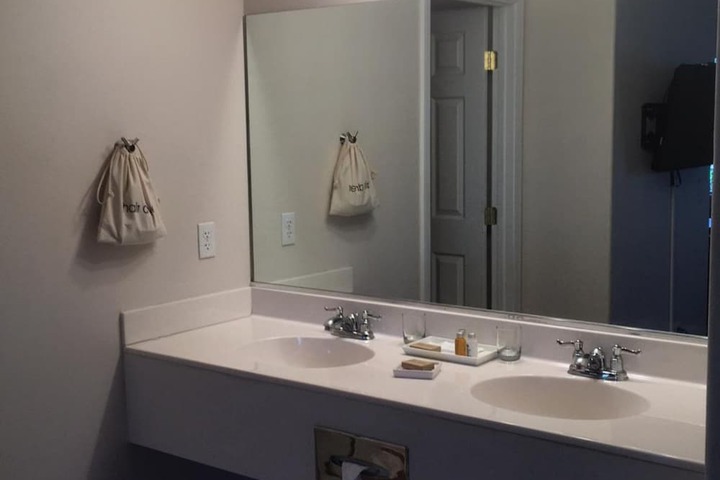 Room 70 of 173
