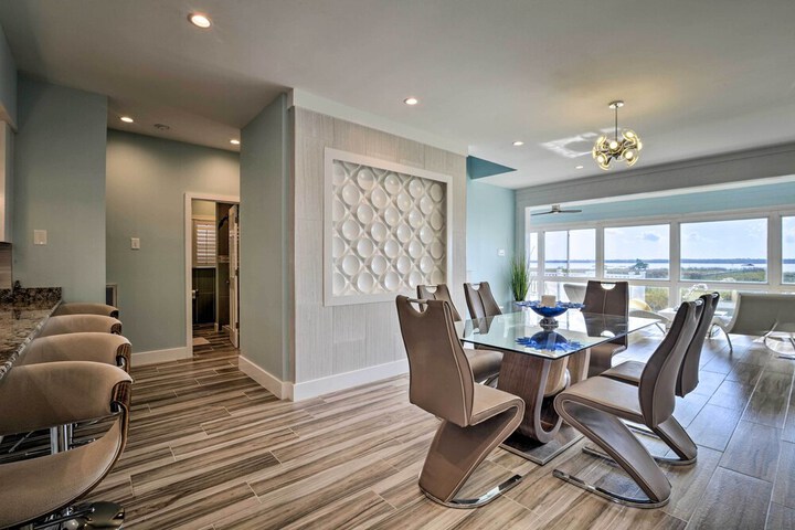 Luxurious Waterfront Home w / Private Pier & Views!
