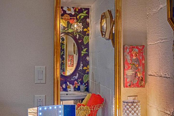 Chateau Royale Pet Friendly, on Bayou, Downtown!
