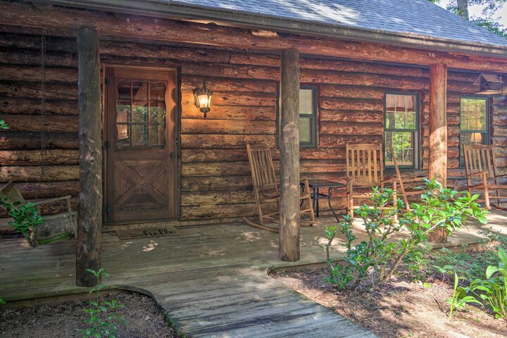 Secluded Cabin w / Spacious Kitchen & Dining Area!