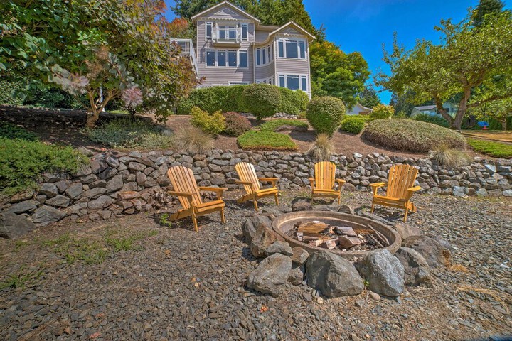 Spacious Lake Stevens Home w / Fire Pit Patio