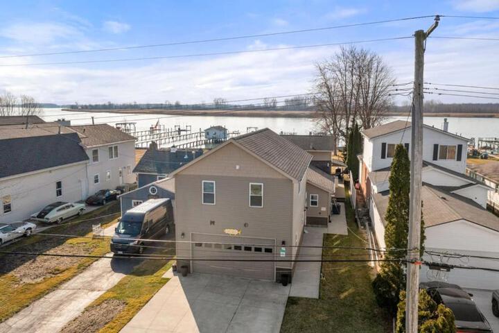 Lakeside Bliss 2BR 1BA with All Modern Comforts