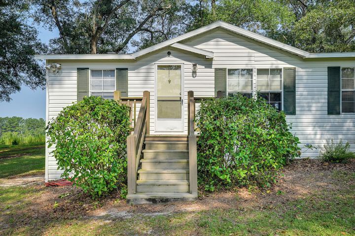 Sunny Florida Escape w / Screened-in Patio & Grill!