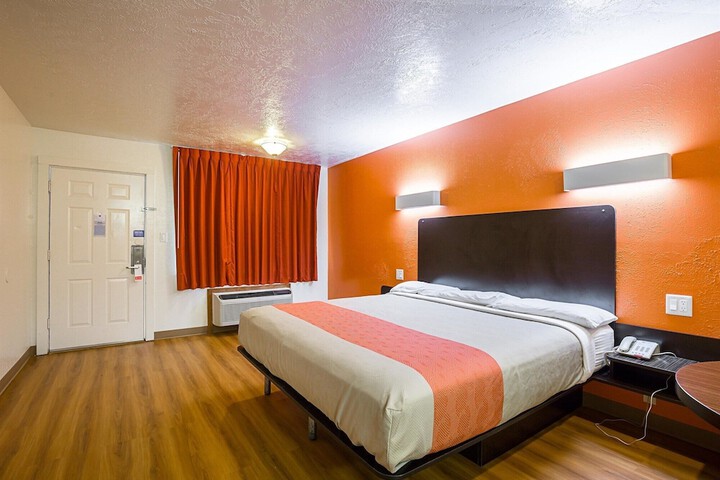 Motel 6 Madisonville TX