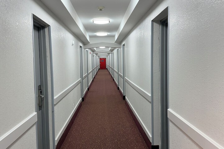 Hilltop Inn & Suites