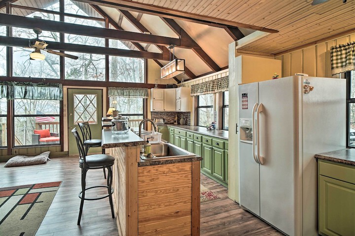 Douglas Lake Cabin w / Mountain-view Deck & Grill