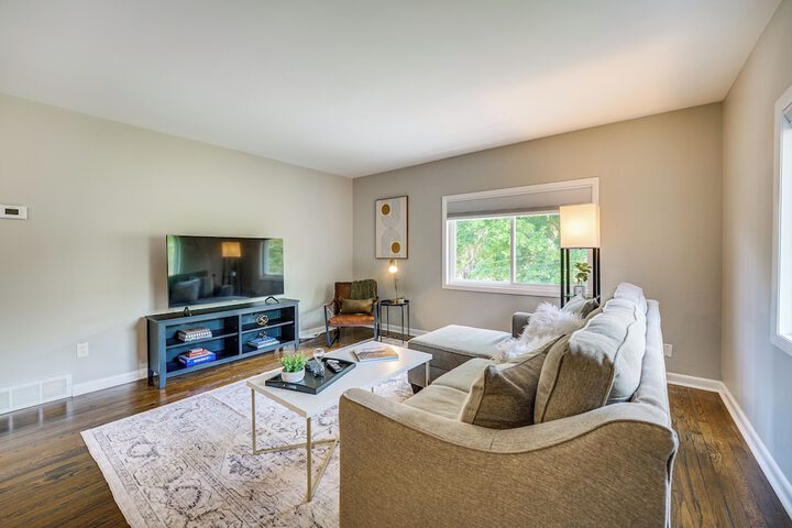 Top-floor Wyandotte Apt Near Detroit Riverfront!