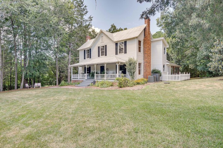 Historic & Charming Pittsboro Home w / Fireplaces