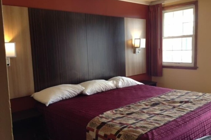 Room 9 of 30