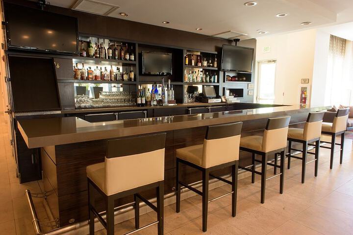 Lounge 44 of 48