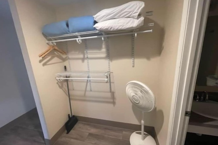 Room 42 of 179