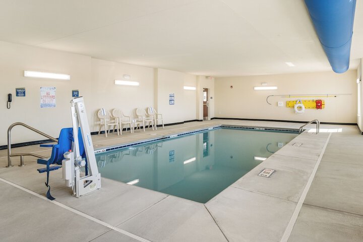 Cobblestone Hotel & Suites - Newport