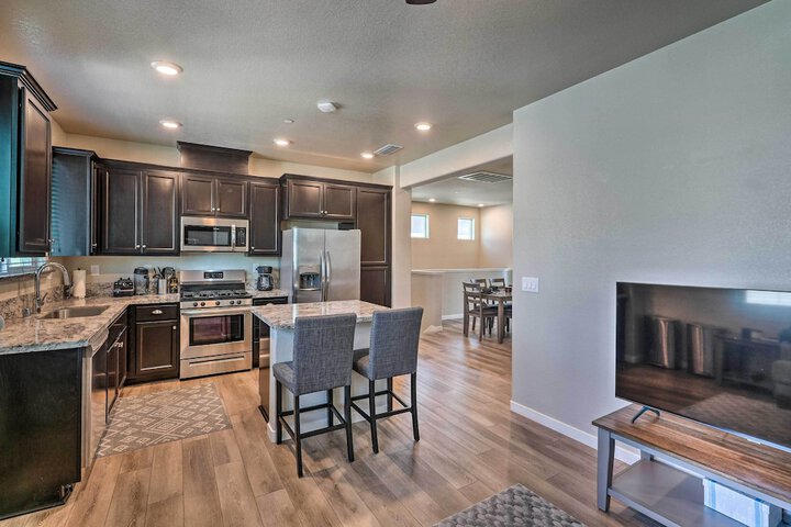Pet-friendly Elk Grove Retreat w / Balcony!