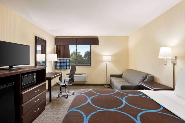 Super 8 by Wyndham Grove City