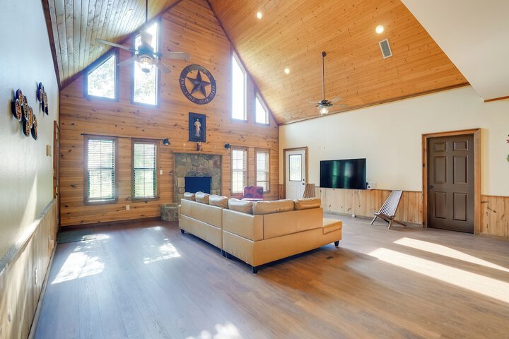 Pet-friendly Jefferson Home Near Lake O the Pines