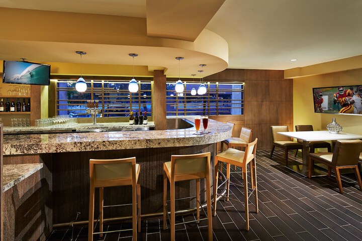 Lounge 103 of 118