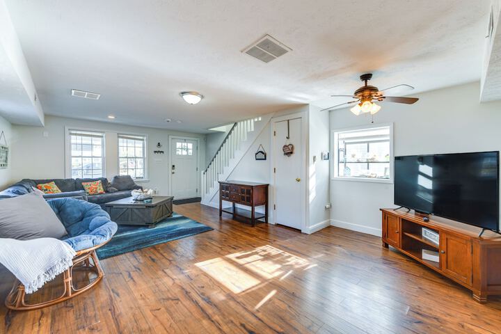 Adorable Cottage: Fire Pit Walk to Colonial Beach