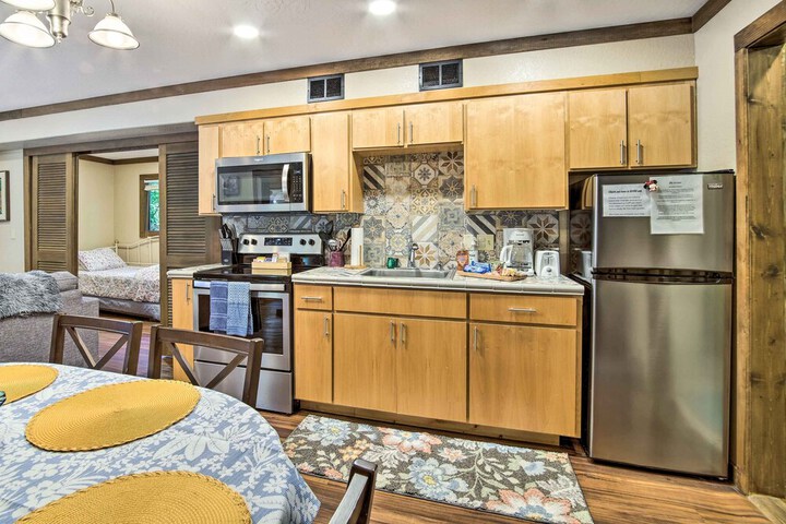 Coos Bay Cottage w / Fireplace & BBQ Patio!