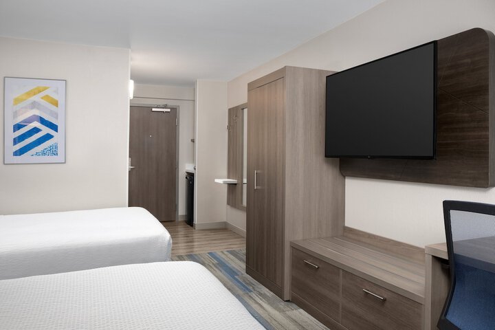 Room 11 of 33